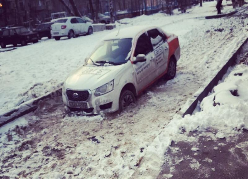 Девушка за рулем каршерингового автомобиля угодила в яму в Волгограде