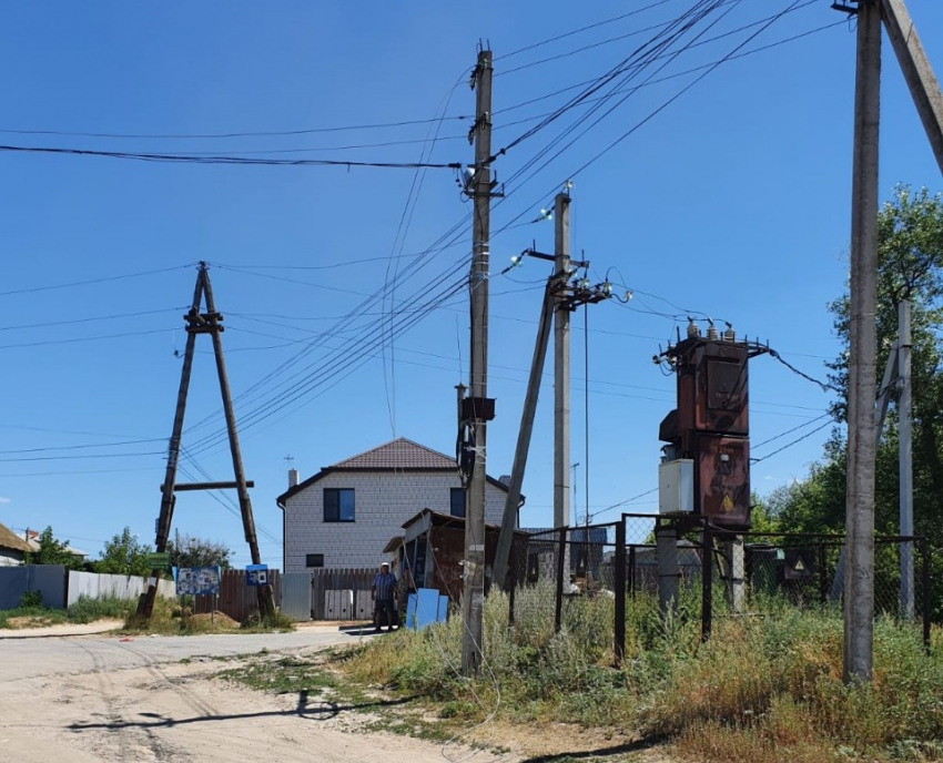 Волгоградку вынудили охранять искрящиеся оборванные провода: мужчины разбежались