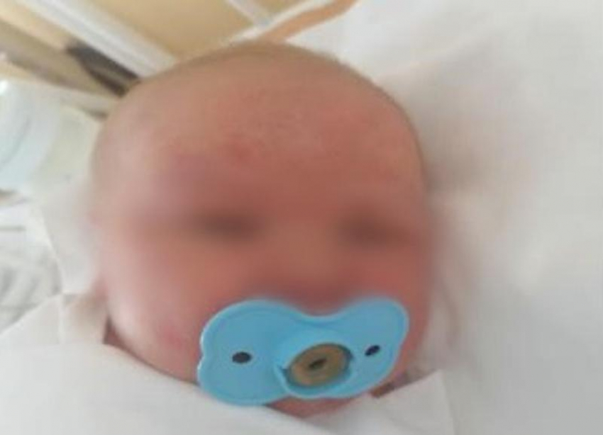 В Волгограде крошечный новорожденный ребенок остался без родителей