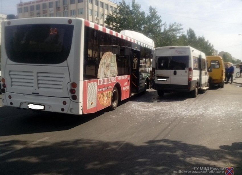 Водитель автобуса устроил тройное ДТП в Волжском: пострадали пассажиры