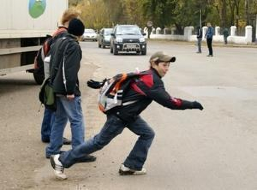 В Волгограде водитель сбил школьника, спешащего домой с уроков