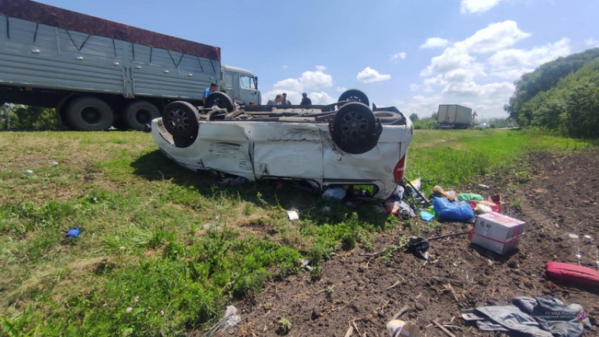 Решила обогнать КамАЗ: водитель Hyundai чудом выжила с ребенком в ДТП в Волгоградской области 
