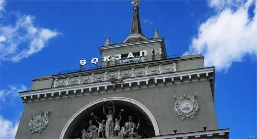 Со здания волгоградского вокзала снимут скульптуру «Апофеоз труда»