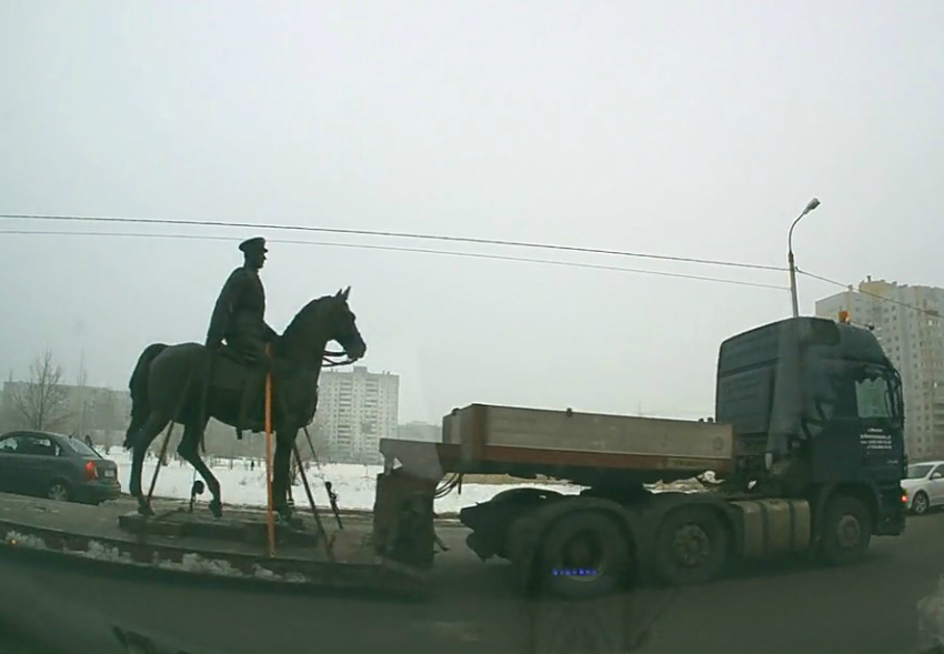 В Волгоград приехал на фуре памятник маршалу Рокоссовскому