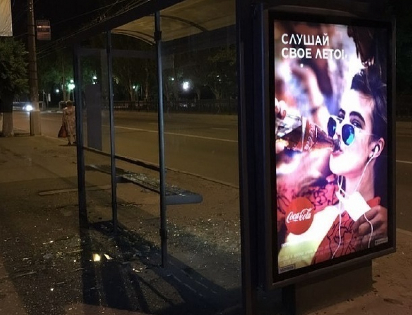 Вандалы разбили ночью стеклянную остановку в центре Волгограда