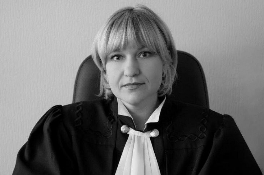 Церемония прощания с 42-летней судьей Юлией Стрепетовой проходит в Волгограде 