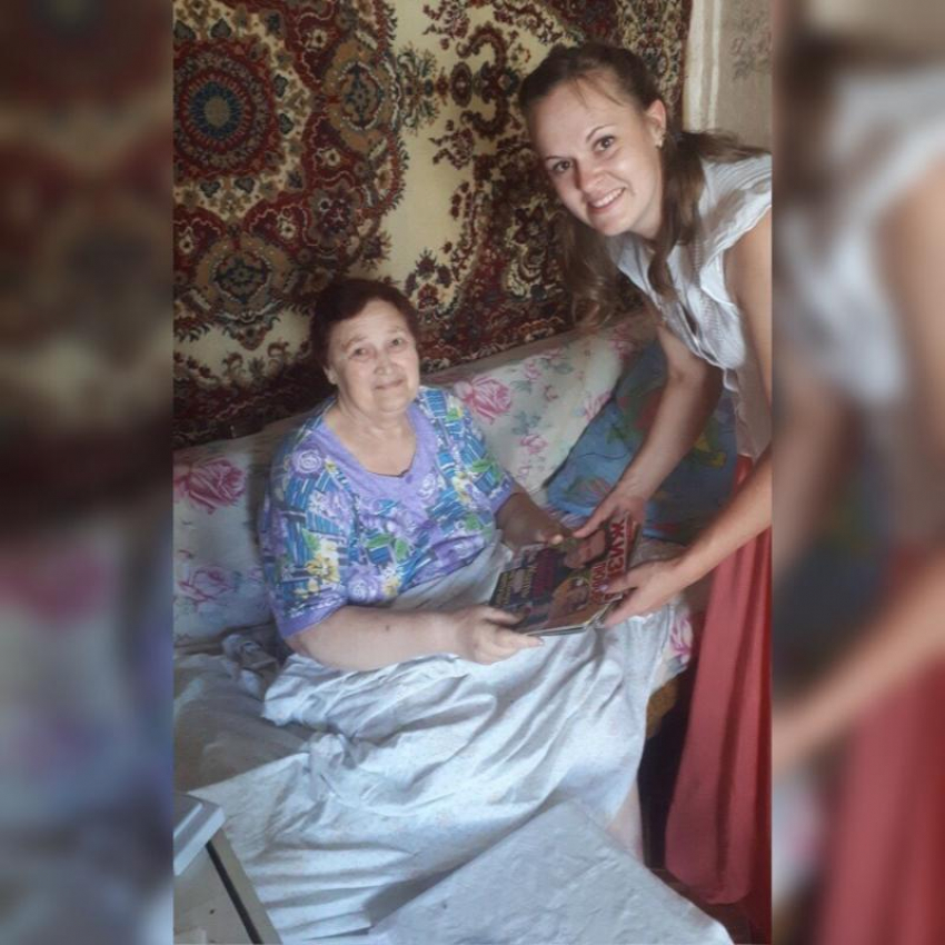 Заведующая библиотекой поднимает настроение селянам и спасает бабушек от одиночества в Волгоградской области