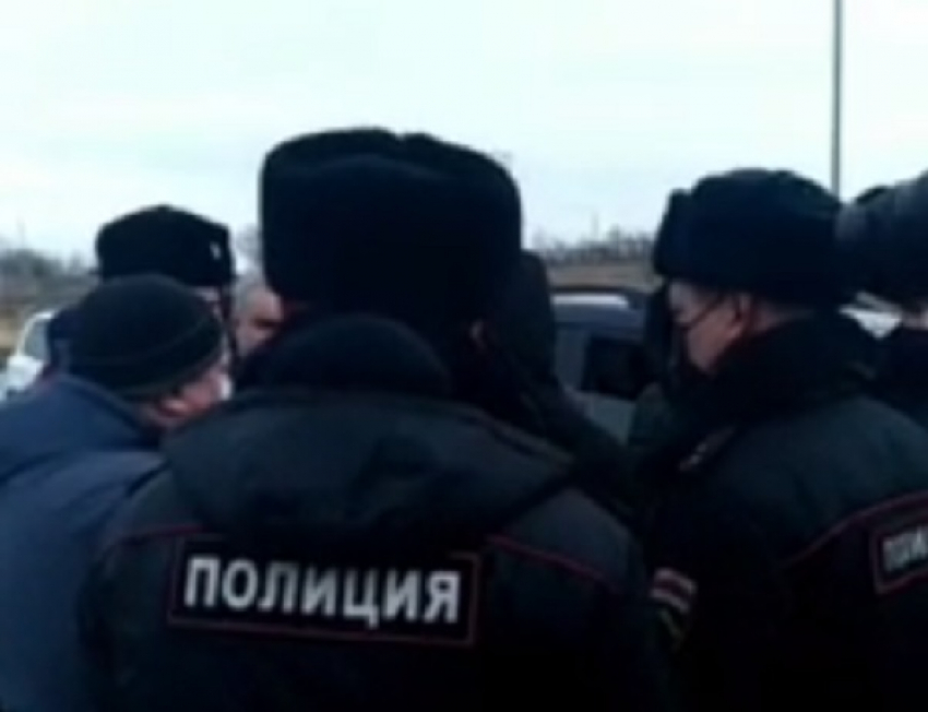 В Волгограде попало на видео задержание бастующих таксистов
