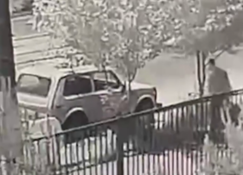 В себя поверил: дерзкий угон авто попал на видео в Волгограде 