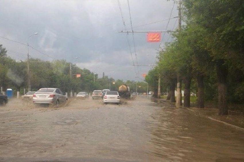 Ливень со шквалистым ветром и грозой вновь накрыл Волгоград