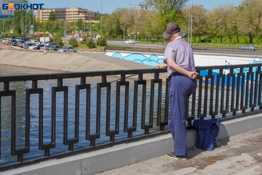 Билеты банка приколов меняла на 5-тысячные купюры у пенсионеров ушлая волгоградка