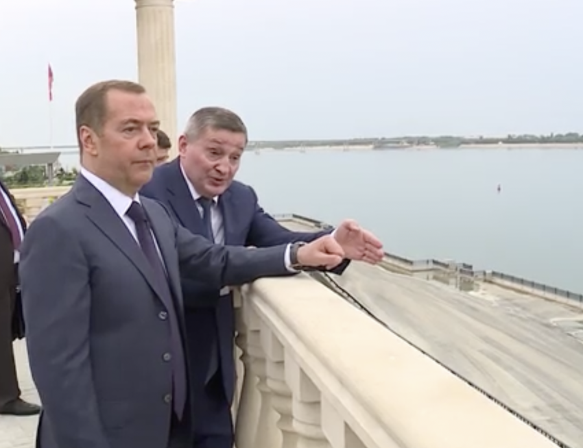 "Несмотря на мошку": Дмитрий Медведев назвал две причины для туризма в Волгоград