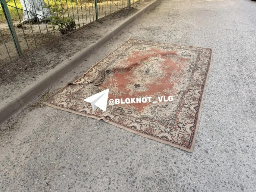 Дырки в асфальте в Волгограде закладывают коврами