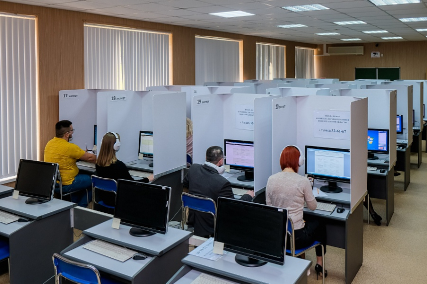 «Пока 3-я волна, дистанта в школах не планируется»: как работает горячая линия облздрава по COVID-19 в Волгограде
