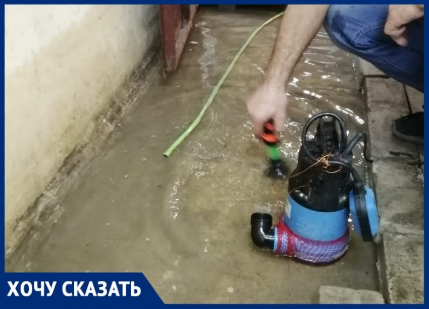 Половодье в подвале дома под Сбербанком сняли на видео в Волгограде