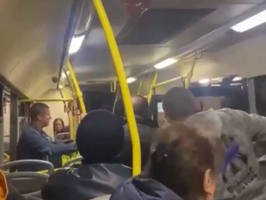 Волгоградцы устроили драку в автобусе 9 Мая: видео
