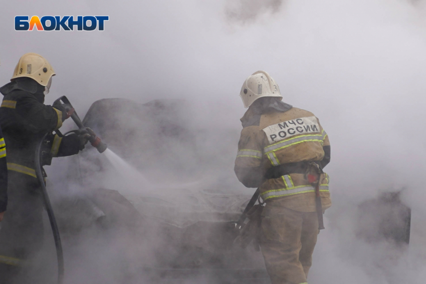 Два человека экстренно госпитализированы из горящего дома в Волгоградской области