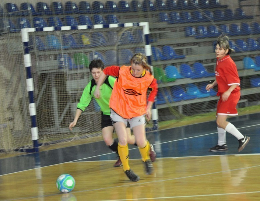 В Волгограде прошли соревнования по женскому мини-футболу