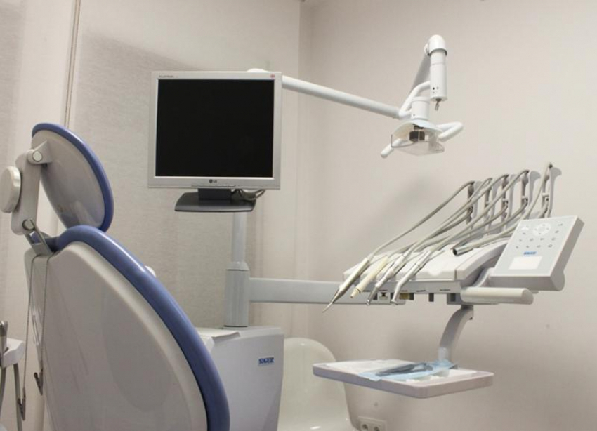 Под Волгоградом женщина отсудила у стоматологии 2 млн за некачественные коронки