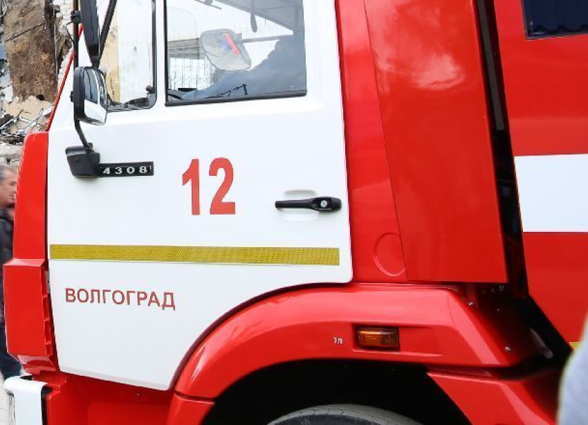 Мужчина едва не погиб во время пожара в трехэтажке в Волгоградской области