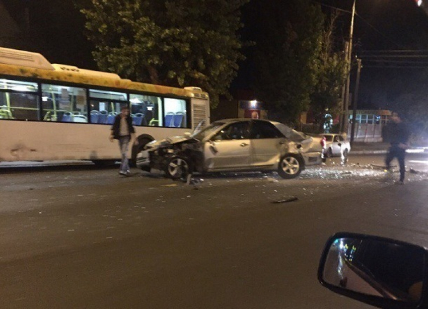 В Волгограде на отремонтированной дороге столкнулись «Лада», иномарка и автобус