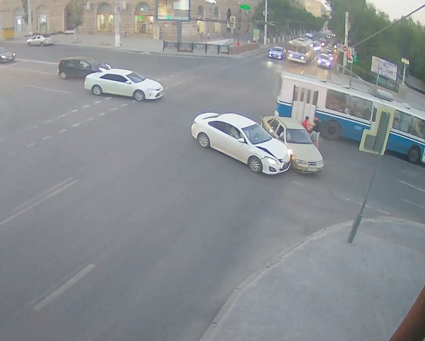 На видео попало избиение водителем Mazda виновника ДТП в центре Волгограда