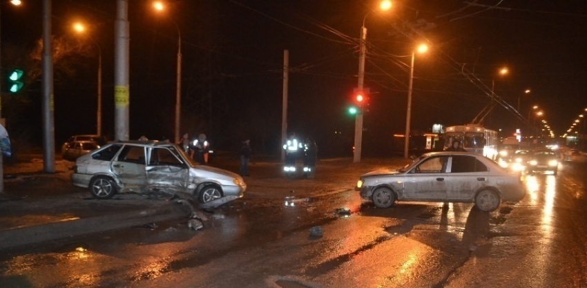 Фоторепортаж: авария на троллейбусном кольце в Волгограде