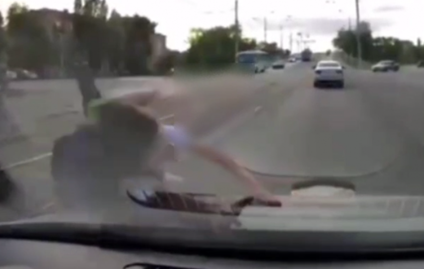 Врачи рассказали о состоянии выбежавшего под машину 8-летнего волгоградца