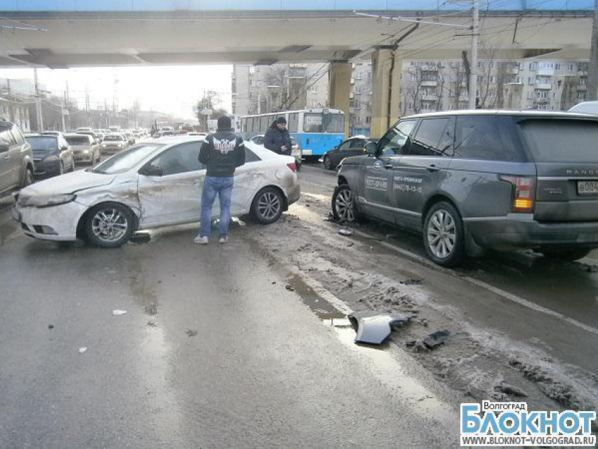 В центре Волгограда из-за столкновения двух иномарок пострадала молодая девушка