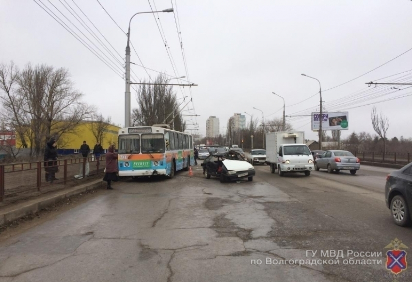 В Волгограде из-за скользской дороги столкнулись троллейбус и ВАЗ