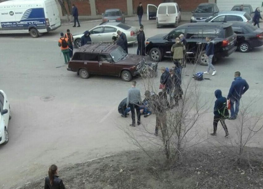 В Волгограде ВАЗ сбил двух подростков на мотоцикле, - очевидцы