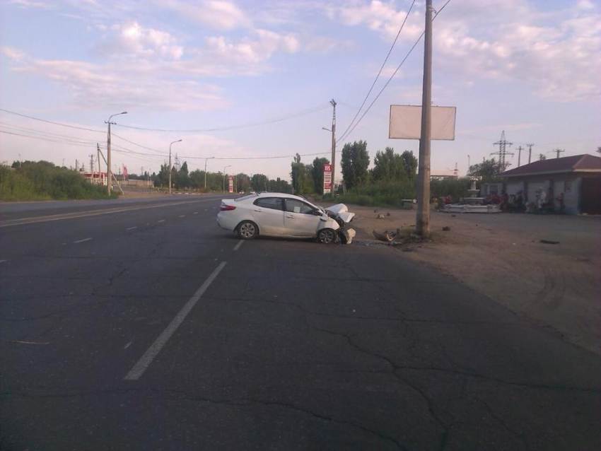 На юге Волгограда Kia протаранила дорожный столб