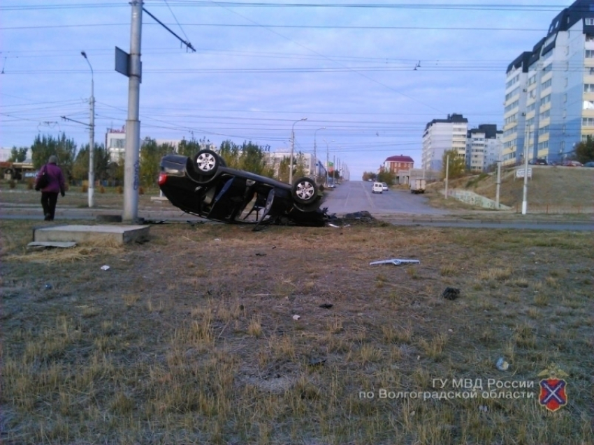 В Волгограде от столкновения с бордюром перевернулась Skoda: пострадал водитель