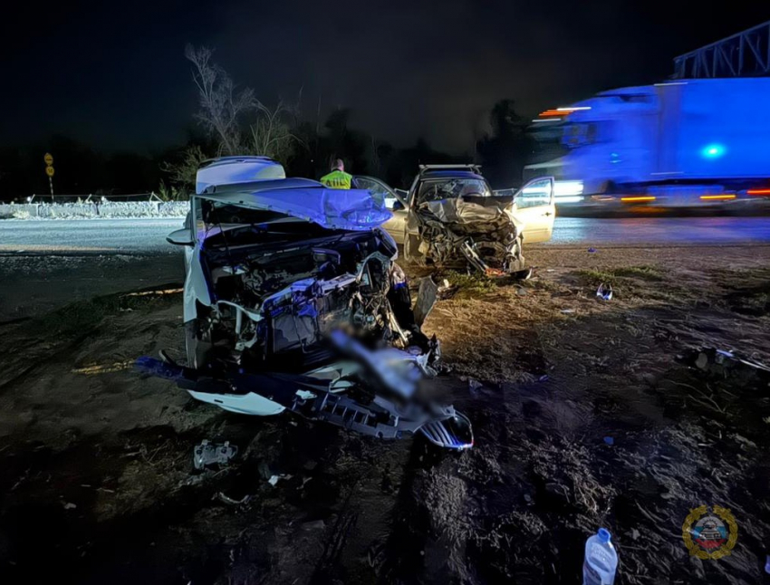 Жуткий момент смертельного для двоих лобового ДТП попал на видео на юге Волгограда