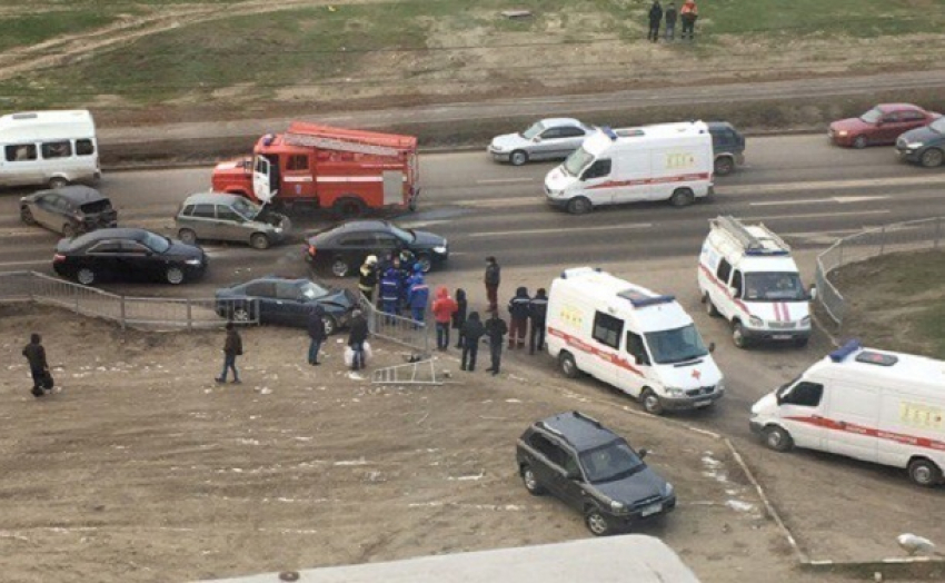 В Волгограде пьяный водитель переехал человека и разбил 5 машин