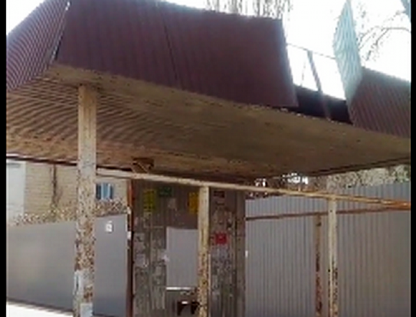 «Рвет крышу»: жителей Ангарской пугает опасная остановка