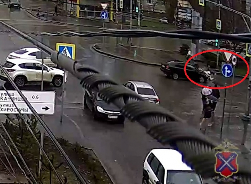 Volkswagen сбил женщину с ребенком на переходе в Волгограде: видео