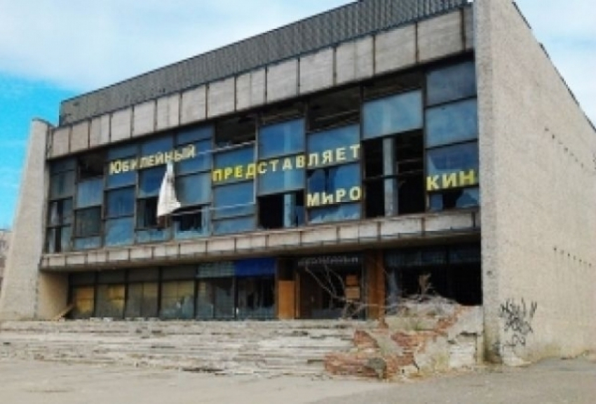 Рухнувшую крышу старого кинотеатра на юге Волгограда сняли на видео
