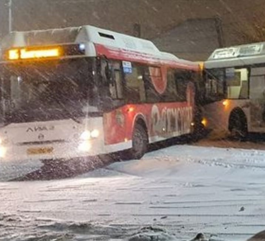 ДТП из двух автобусов заблокировало въезд в «Родниковую долину» в Волгограде
