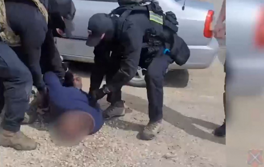 «Руки за спину, пароль от телефона»: жесткое задержание попало на видео в Волгограде