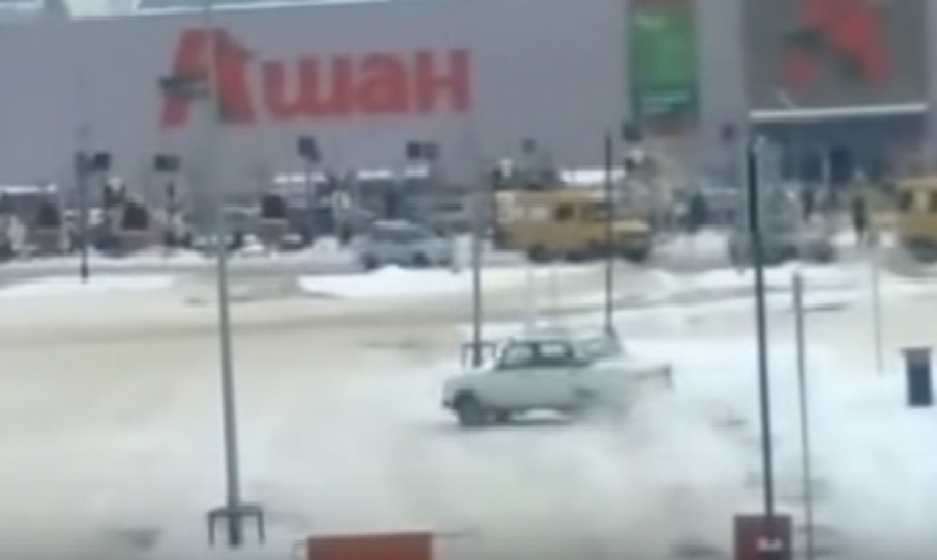 Экстремальное вождение средь бела дня возле ТРЦ в Волгограде попало на видео