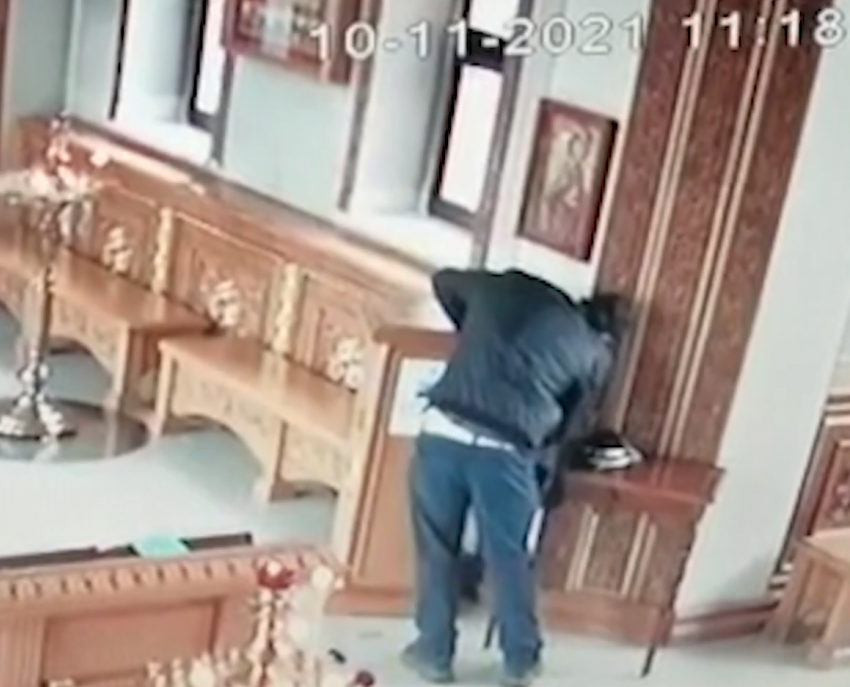 На видео попала кража в церкви в Волжском