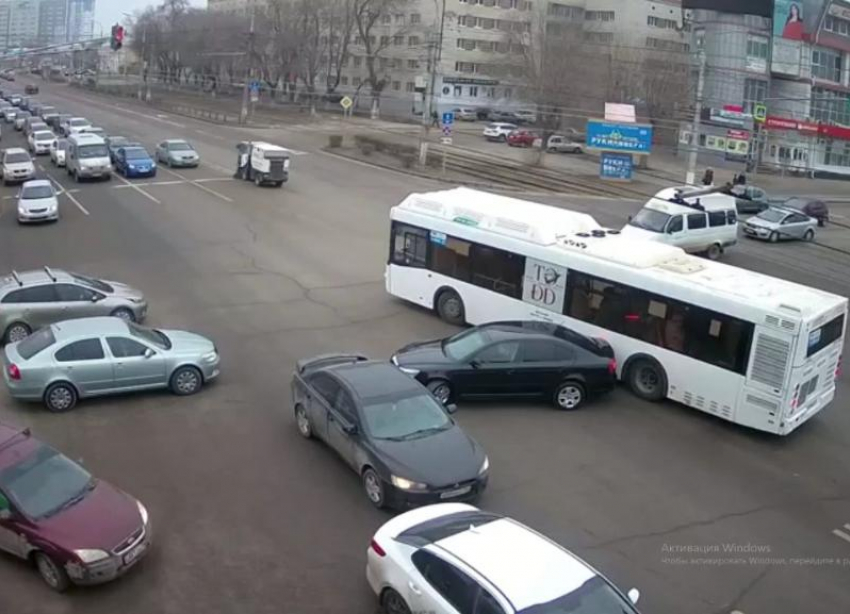 Пассажирский автобус врезался в легковушку в Волгограде: авария попала на видео