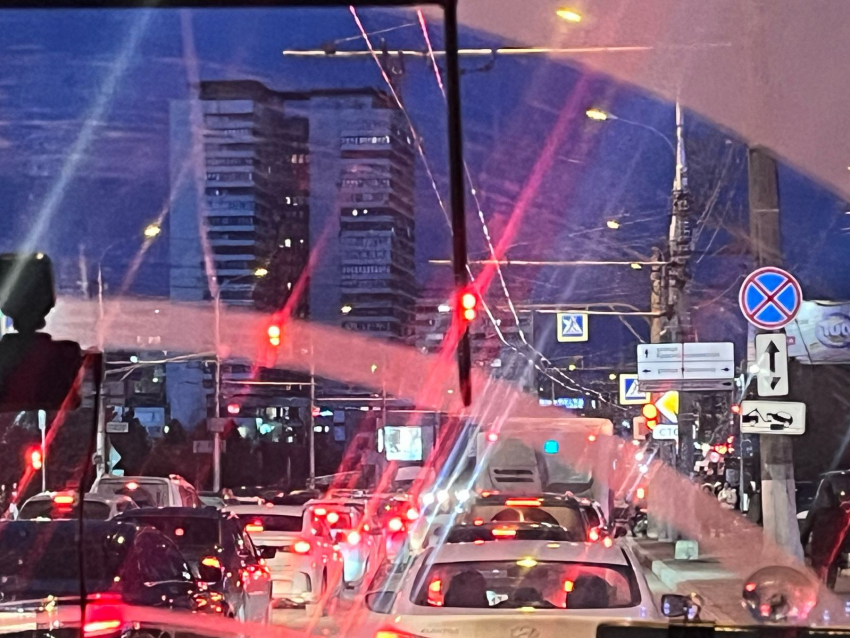 Гигантские пробки предвещают Волгограду в предпраздничный день 