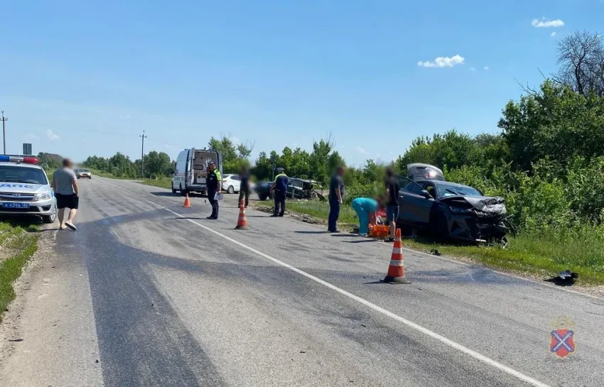 Один погиб, трое в больнице: жуткие кадры с места ДТП на волгоградской трассе 