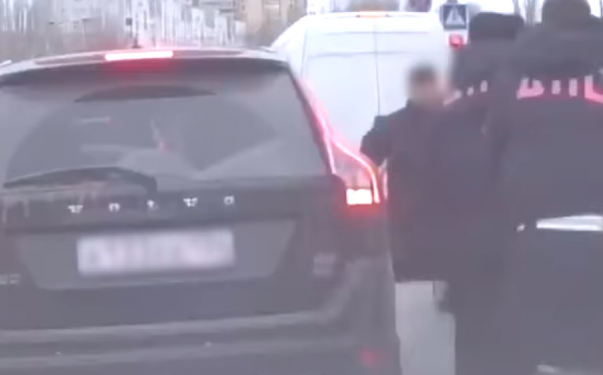 Опубликовано видео нападения водителя с монтировкой на полицейского в Волгограде