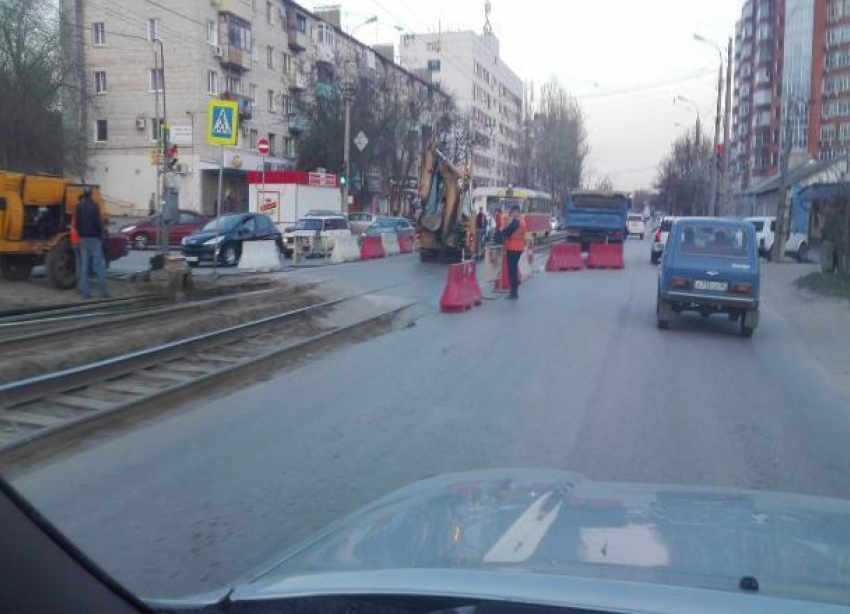 На улице Ангарской закрыли трамвайный переезд