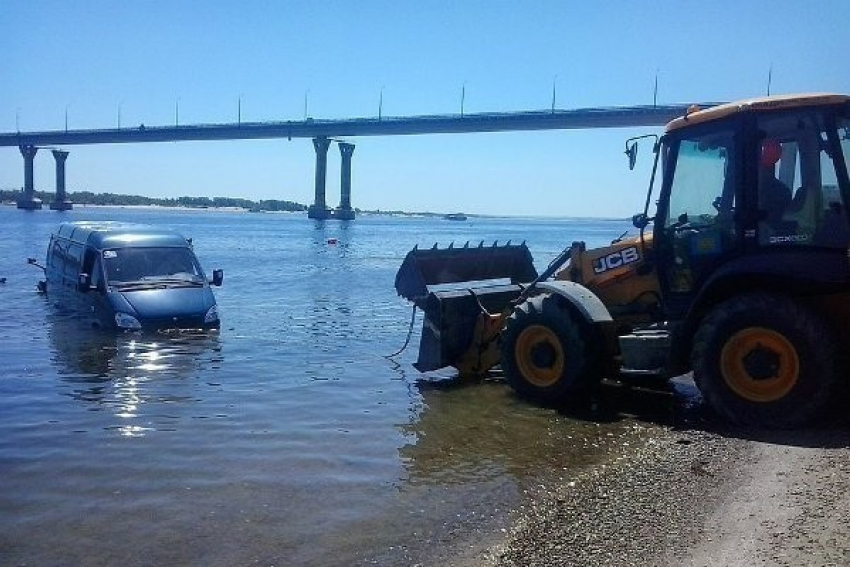 При спуске катера в центре Волгограда «Газель» ушла под воду