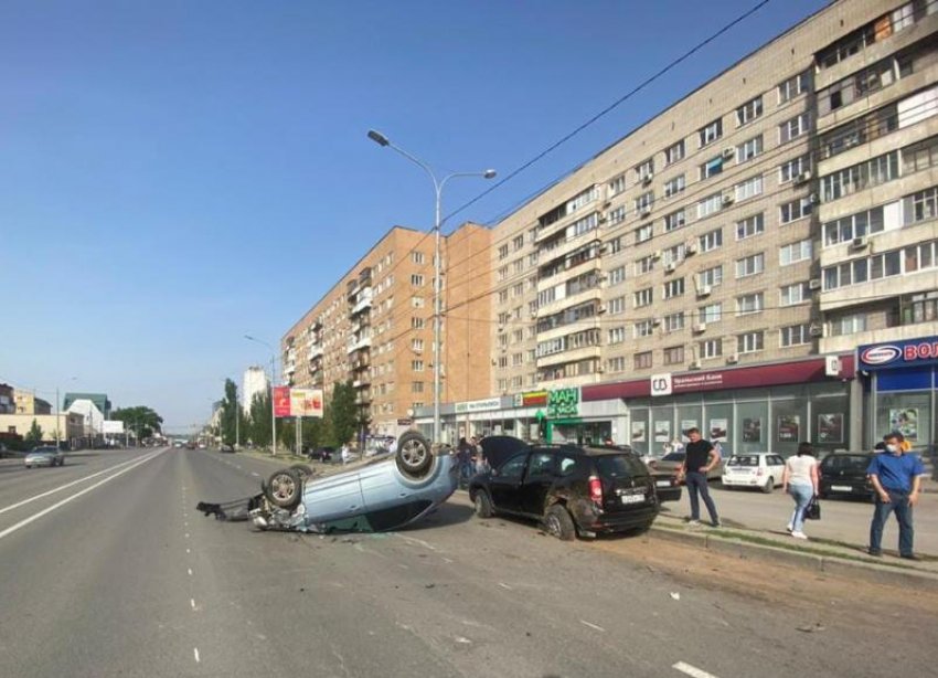 Водитель Ford Focus перевернулся в Волгограде: среди пострадавших ребенок