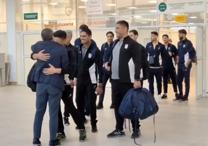 Сборную Ирана встретили в аэропорту Волгограда казачки с караваем 